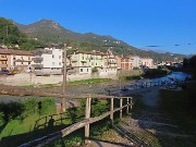 03 Mi abbasso sulla pedonale lungo-Brembo ancora in ombra